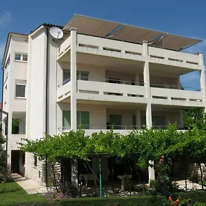 https://apartment-petrinic-v.in-istria.net